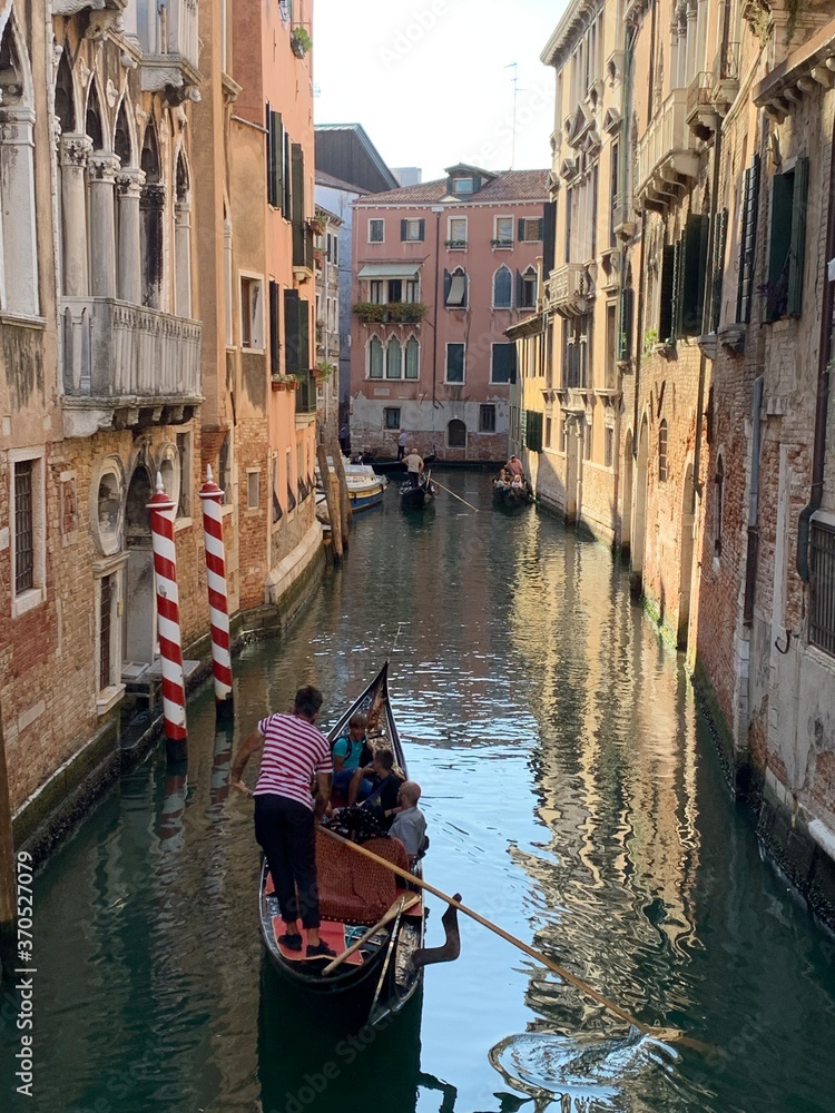 Canales de Venecia con gondolas