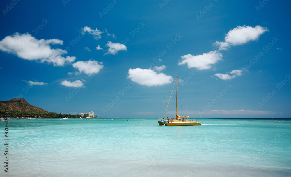 Obraz premium ハワイ・ワイキキビーチと観光船
