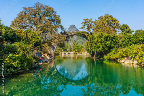 Canvas Print YANGSHUO, CHINA, 6 DECEMBER 2019: Fuli bridge on the Yulong River in the country