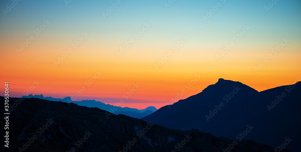 Banner- Sonnenaufgang in den Bergen - mit viel Textfreiraum