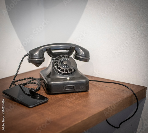 Tableau sur toile Smartphone neben altem Telefon mit Wählscheibe
