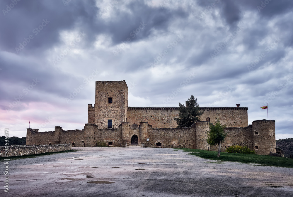 antiguo castillo medieval de Pedraza en Segovia,España.Cielo dramático con nubes de tormenta al atardecer