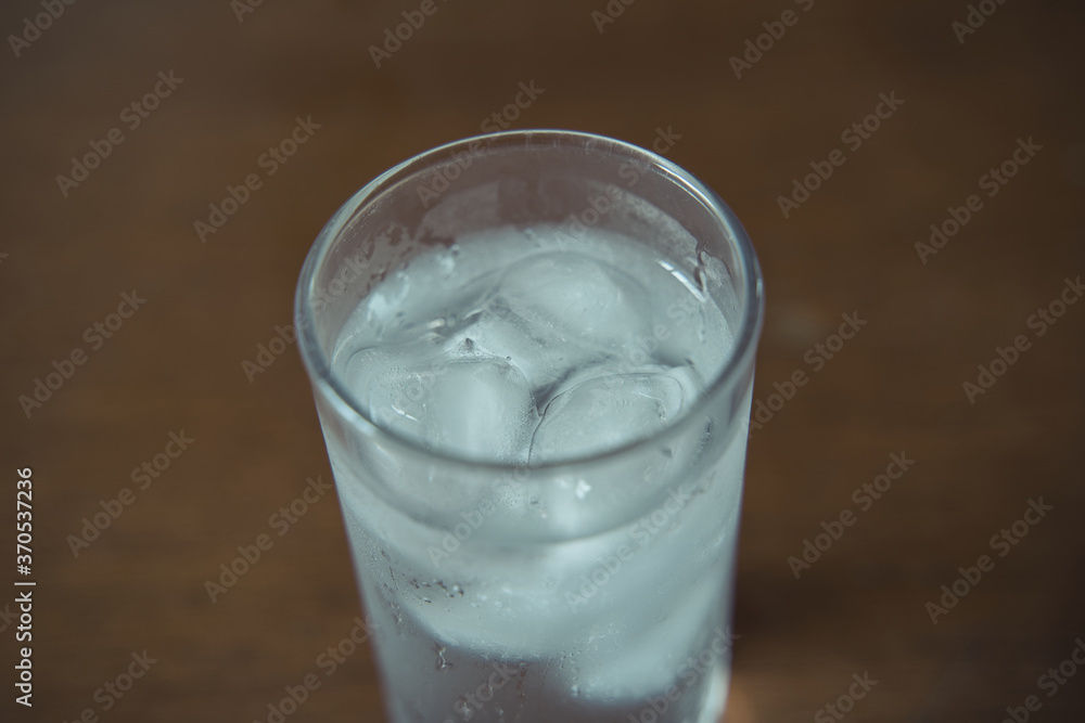 氷水の入ったガラスのコップ 氷水の入ったガラスのコップ