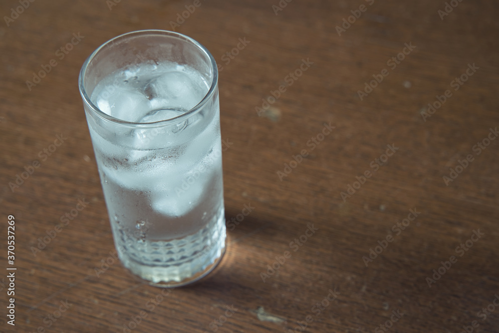 氷水の入ったガラスのコップ 氷水の入ったガラスのコップ