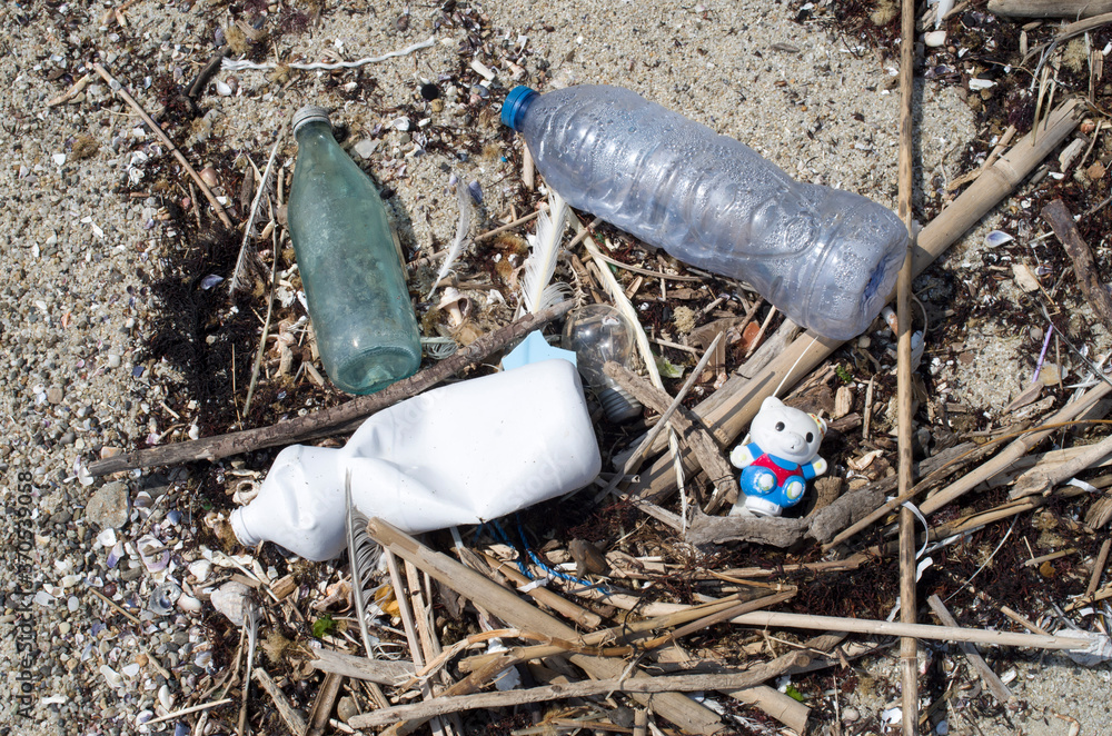 Obraz premium Garbage dumped on the beach closeup