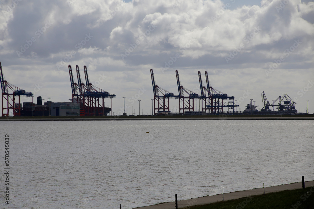 Jade-Weser Port in Wilhelmshaven. Der Hafen dient dem großvolumigen Umschlag an Waren und Material. 