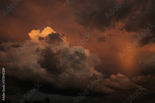 Wolkenhimmel Wolken Wetterwolken Naturphänomen Wolkenwetter Licht Sonne Abendlicht Sonnenuntergang extreme Lichtsituation Wolkenspektakel orange