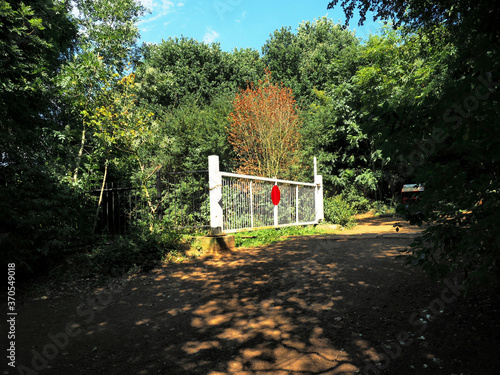 Obraz na plátně LEVEL CROSSING - WHITEGATES
