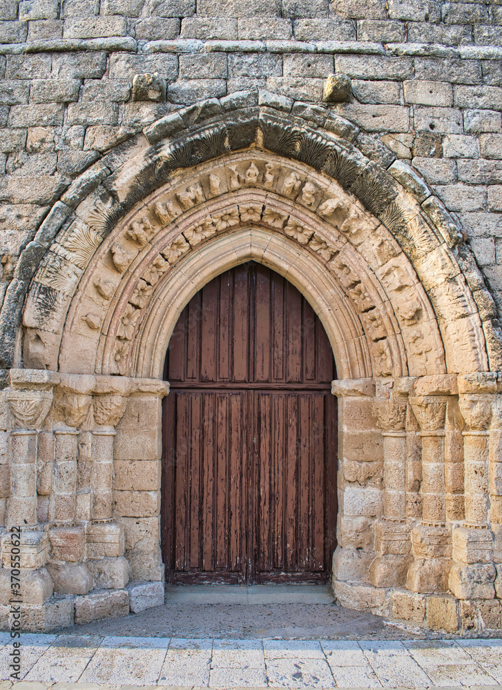 Detalle arco romanico en la iglesia de Santa Maria del Castillo de Castronuño, Valladolid