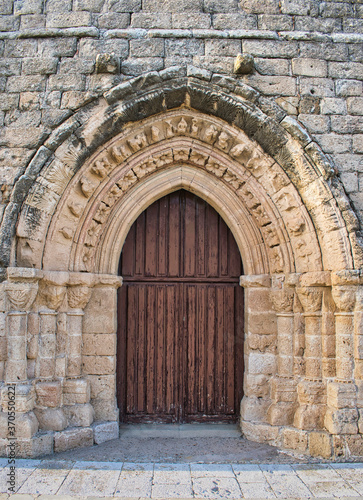 Detalle arco romanico en la iglesia de Santa Maria del Castillo de Castronuño, Valladolid