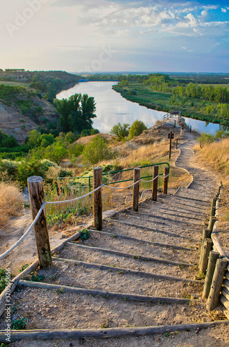 Escaleras al rio Duero en Castronu  o  Espa  a