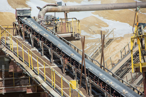 Quarry production of silicon. Minerals.