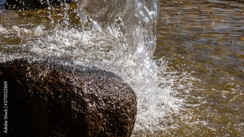 Wallpaper Mural Wasser plätschern auf einen Stein Torontodigital.ca