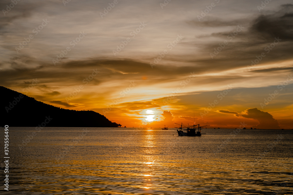 Naklejka premium Beautiful sunset and a boat at the sea
