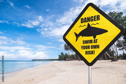 Canvastavla A shark warning sign at the beach