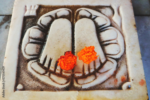 Foto Lotus feet of the demigod Ganesha marble in the Hindu temple