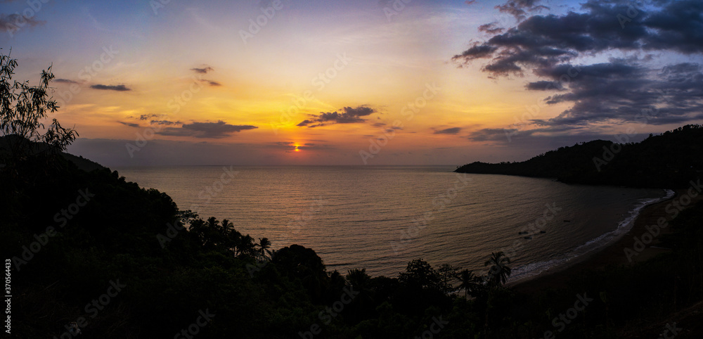 Couché de soleil sur une baie depuis l'île de Grande Terre - Mayotte