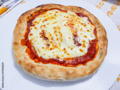 Pizza margherita fatta in casa con sugo di pomodoro e provola affumicata
