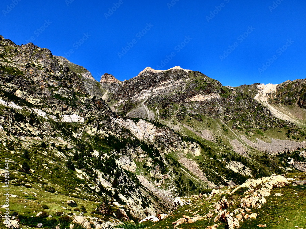 Montagne des Pyrénées Orientales du pays catalan de la région Languedoc aux couleurs saturées de soleil