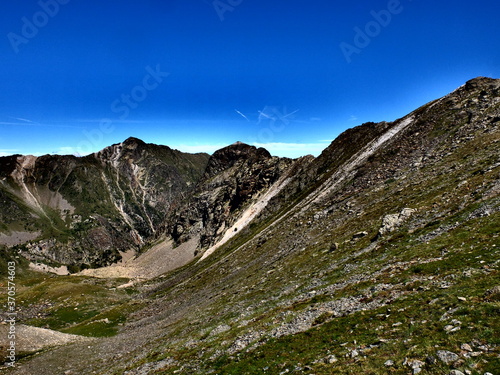 Montagne des Pyrénées Orientales du pays catalan de la région Languedoc aux couleurs saturées de soleil