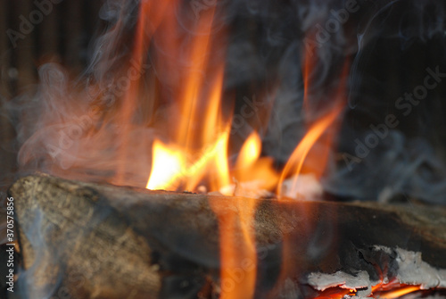 Kaminfeuer - gemütlich und behaglich, Holzscheit, Qualm, Brand