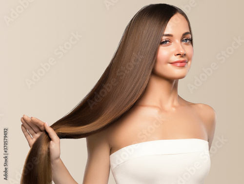 Murais de parede Smooth long hair woman beauty portrait