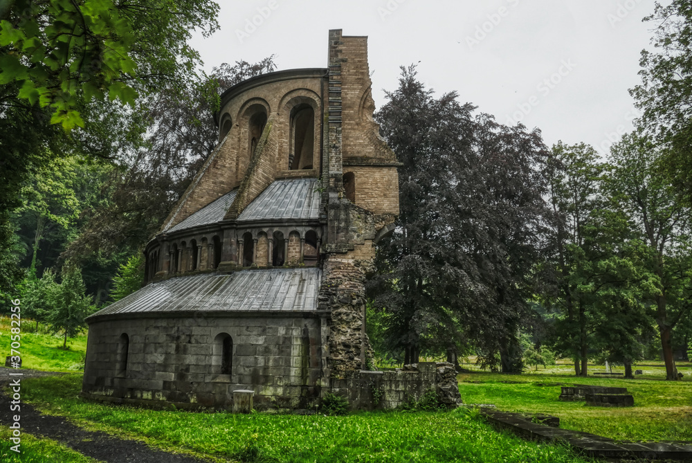 Rückseite einer historischen Kirchenruine in Heisterbach