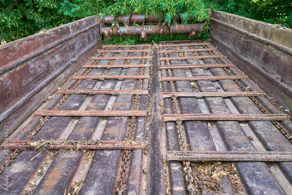 An old mechanism to move manure out from the trailer and even drop it in the fields