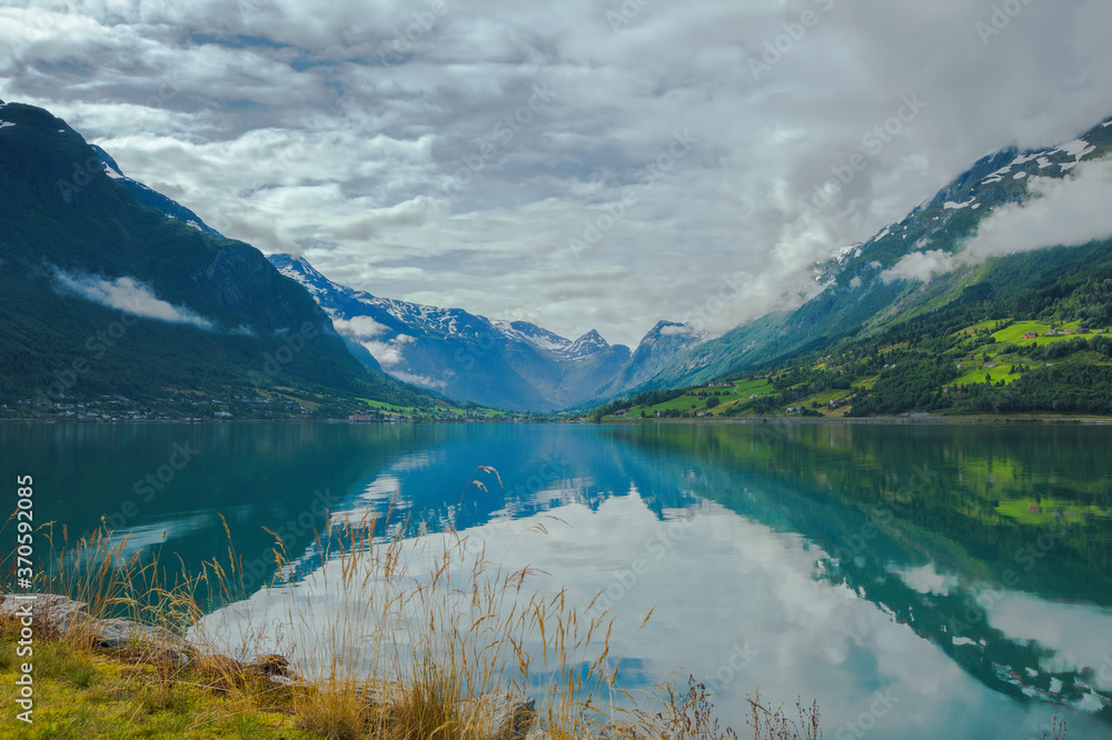 Fototapeta premium Letni krajobraz w Stryn w Norwegii