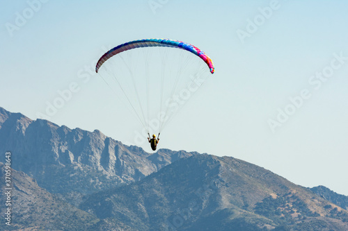 Persona vuela en parapente sobre las montañas de Algodonales en la provincia de Cádiz, Andalucía, España. 