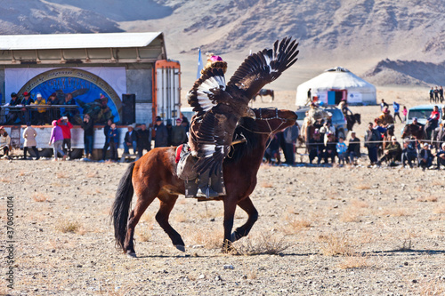 competition on kazakh golden eagle festival