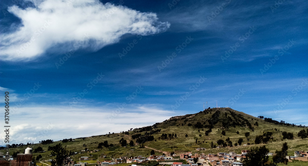Cielo con montaña en Juli, Puno, Perú.