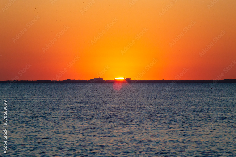 Naklejka premium Sonnenuntergang über Norderney