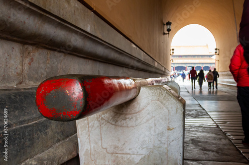 Fotografía Closing element of the Tiananmen Gate of the Forbidden City in Beijing (China)