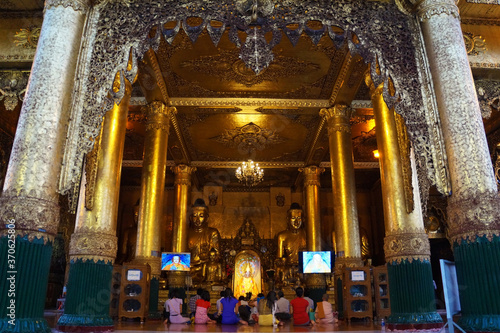 Betende in der Shwedagon Pagode - Yangon Myanmar