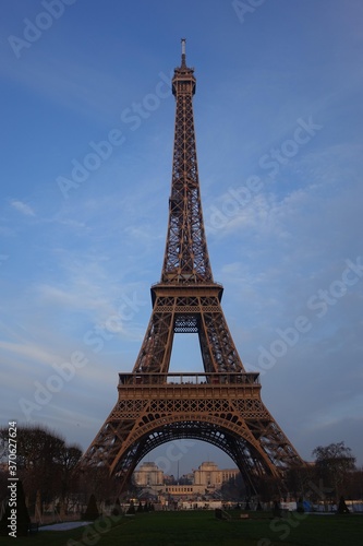 Fototapeta Naklejka Na Ścianę i Meble -  PARIS - EIFFEL TOWER FRONTAL VIEW.