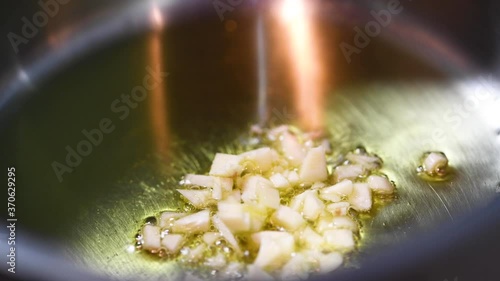 にんにくを炒める