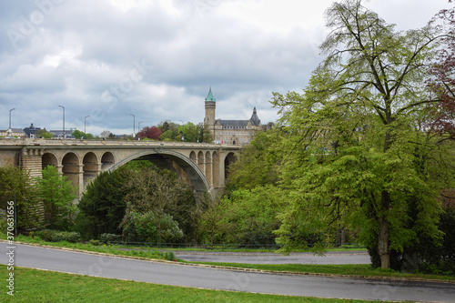 Landscape photo of a city with a bridge and a Park