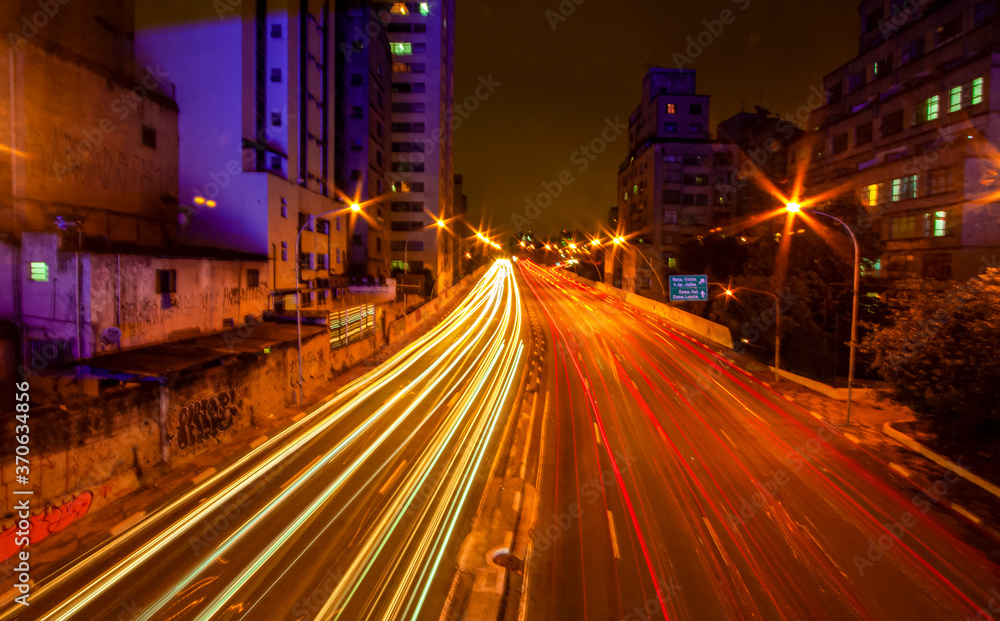 Imagem noturna do minhocão em São Paulo, em longa exposição e riscos dos faróis dos carros