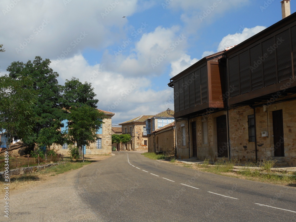 Obraz premium Country road in medieval spanish village