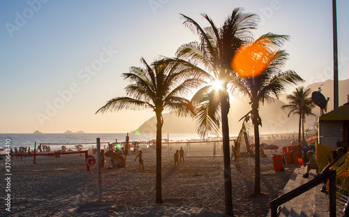 Pessoas jogando futevôlei em praia de Ipanema no Rio de Janeiro durante o pôr-do-sol
