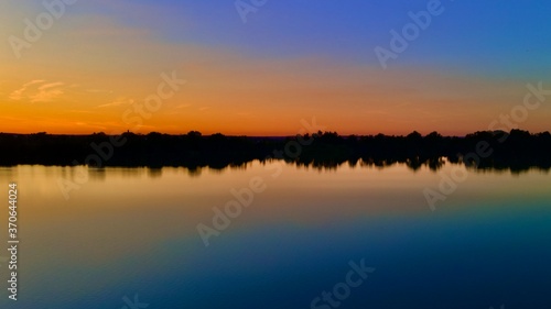 Fototapeta Naklejka Na Ścianę i Meble -  Abendsonne auf dem Laupheimer Baggersee
