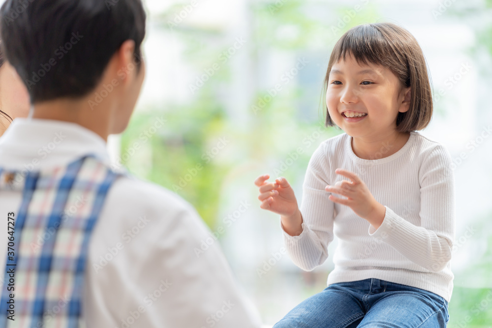 保育園で遊ぶ女の子