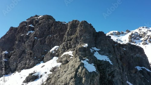 Wallpaper Mural cumbre de montaña rocosa nevada con cielo azul despejado  Torontodigital.ca