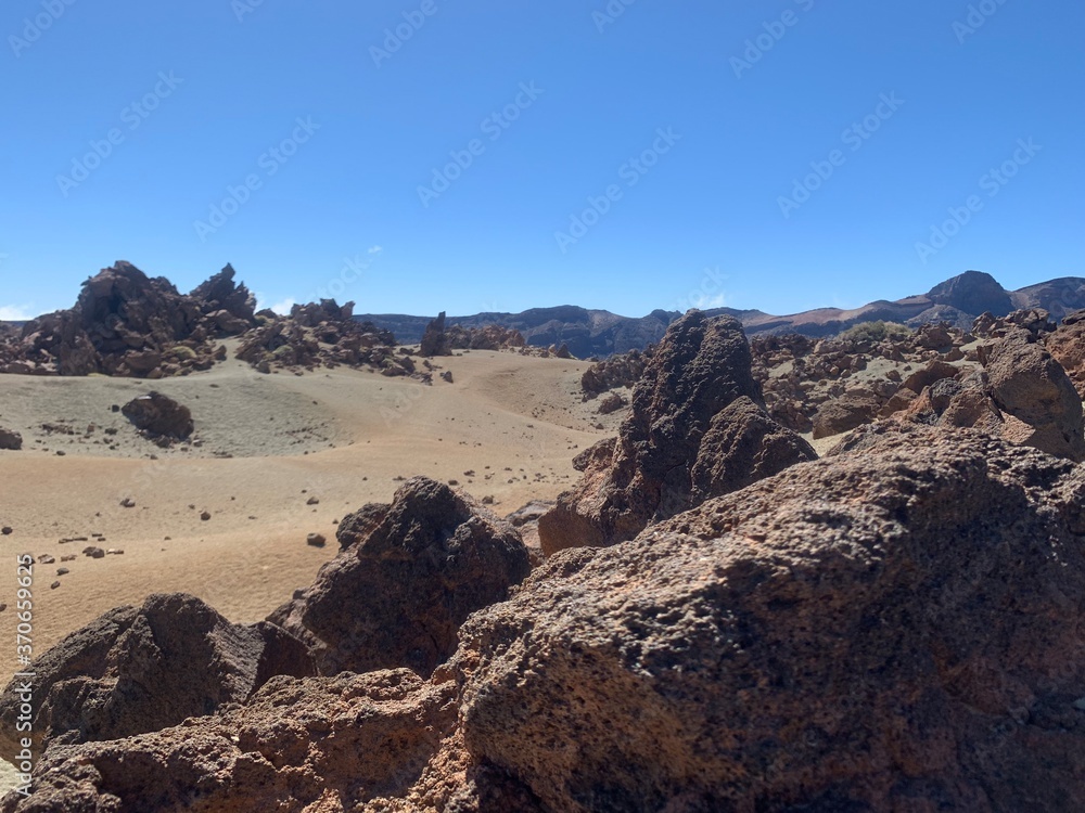 Obraz premium Landscape view of rocky desert mountain terrain under blue skies