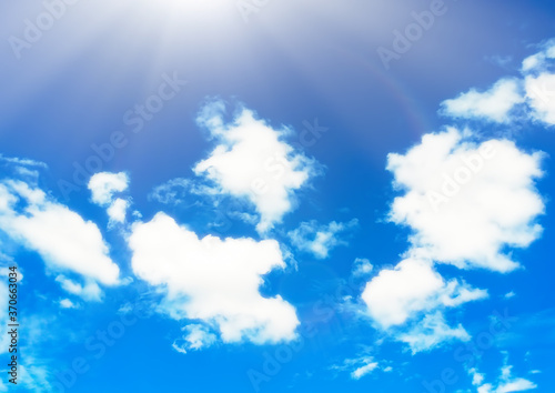 Fototapeta Naklejka Na Ścianę i Meble -  青い空に浮かぶふわふわした白い雲