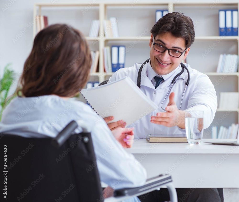 Obraz premium Female patient visiting male doctor for regular check-up in hosp