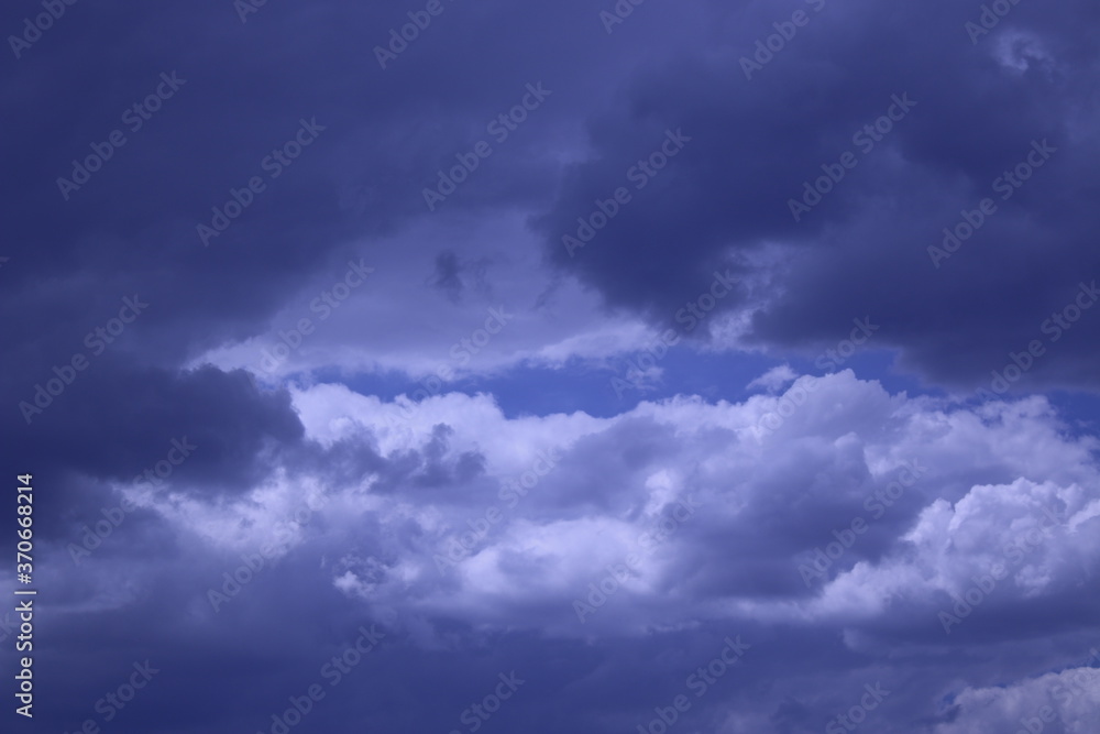 Nubes en un dia casi soleado. Paisaje. Sensasion de frio.