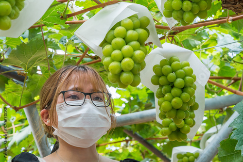 ブドウ園にいるマスクをした若い女性