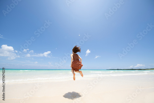海でジャンプする女性 © adm